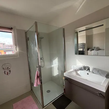 6-bed Apt,3 Bedrooms, 7 Min From Beach,5 Min Train דירה אנטיב