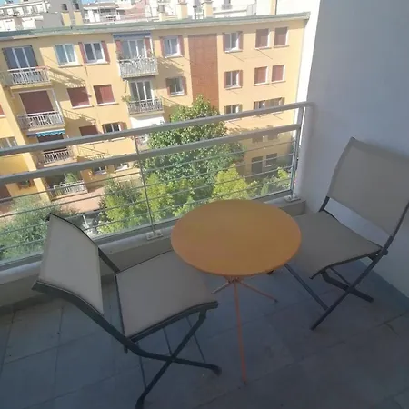 6-bed Apt,3 Bedrooms, 7 Min From Beach,5 Min Train אנטיב