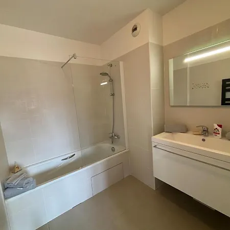 6-bed Apt,3 Bedrooms, 7 Min From Beach,5 Min Train דירה *