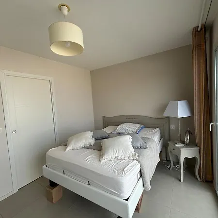 6-bed Apt,3 Bedrooms, 7 Min From Beach,5 Min Train