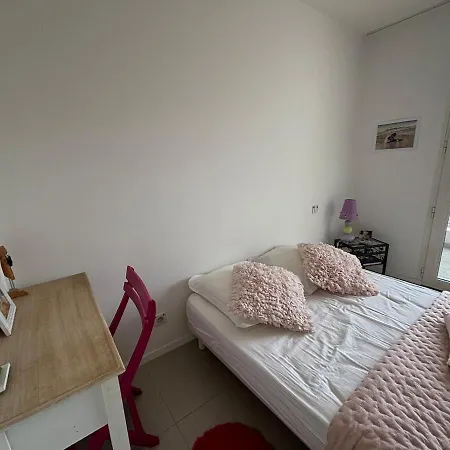 6-bed Apt,3 Bedrooms, 7 Min From Beach,5 Min Train דירה