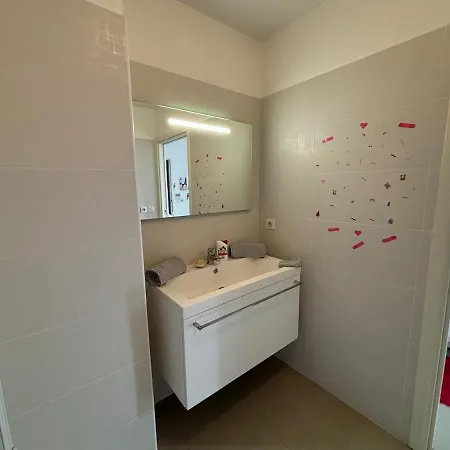 6-bed Apt,3 Bedrooms, 7 Min From Beach,5 Min Train דירה *