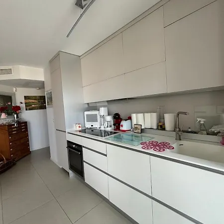 6-bed Apt,3 Bedrooms, 7 Min From Beach,5 Min Train דירה אנטיב
