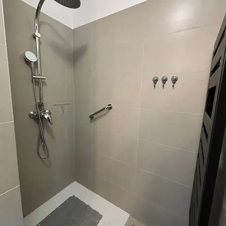 6-bed Apt,3 Bedrooms, 7 Min From Beach,5 Min Train