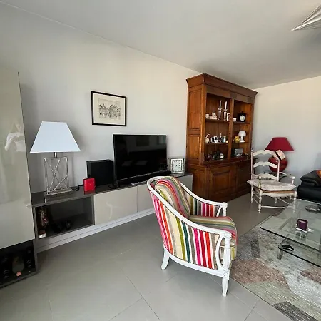 6-bed Apt,3 Bedrooms, 7 Min From Beach,5 Min Train דירה *