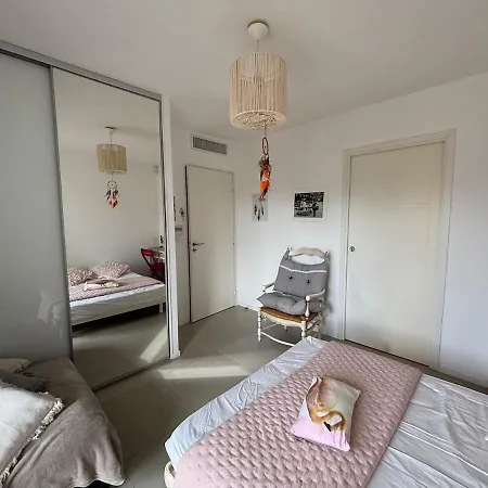 6-bed Apt,3 Bedrooms, 7 Min From Beach,5 Min Train דירה אנטיב