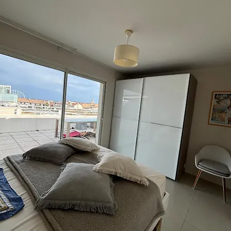 6-bed Apt,3 Bedrooms, 7 Min From Beach,5 Min Train