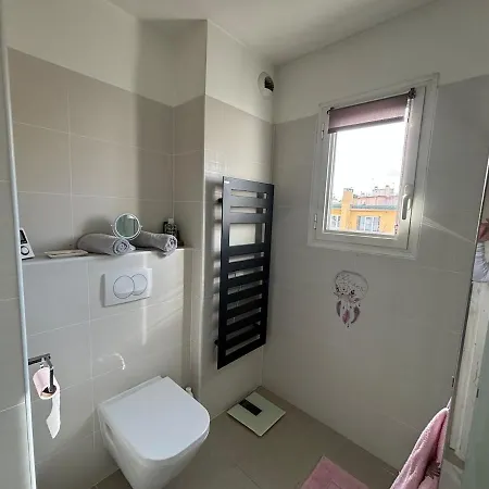 6-bed Apt,3 Bedrooms, 7 Min From Beach,5 Min Train דירה אנטיב