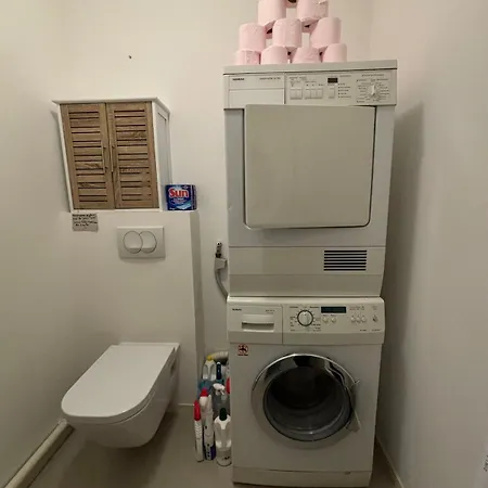 6-bed Apt,3 Bedrooms, 7 Min From Beach,5 Min Train אנטיב