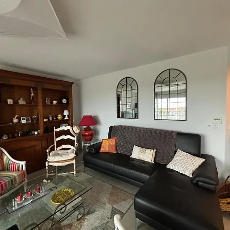 6-bed Apt,3 Bedrooms, 7 Min From Beach,5 Min Train דירה *