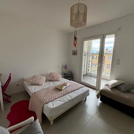 6-bed Apt,3 Bedrooms, 7 Min From Beach,5 Min Train אנטיב