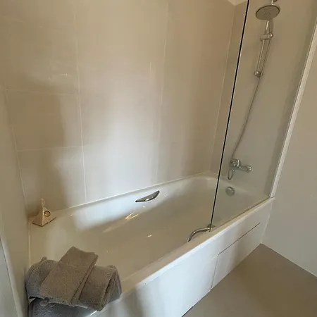 6-bed Apt,3 Bedrooms, 7 Min From Beach,5 Min Train * אנטיב
