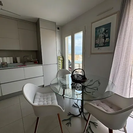 6-bed Apt,3 Bedrooms, 7 Min From Beach,5 Min Train