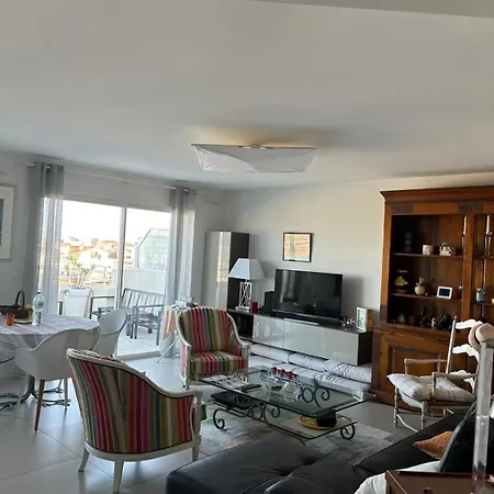דירה 6-bed Apt,3 Bedrooms, 7 Min From Beach,5 Min Train אנטיב