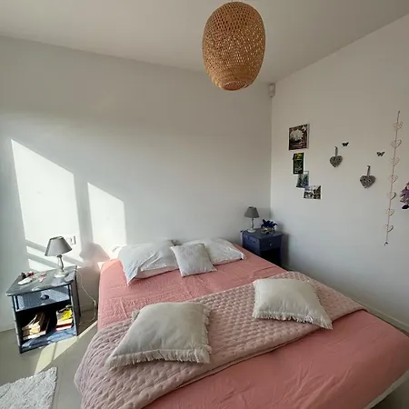 6-bed Apt,3 Bedrooms, 7 Min From Beach,5 Min Train