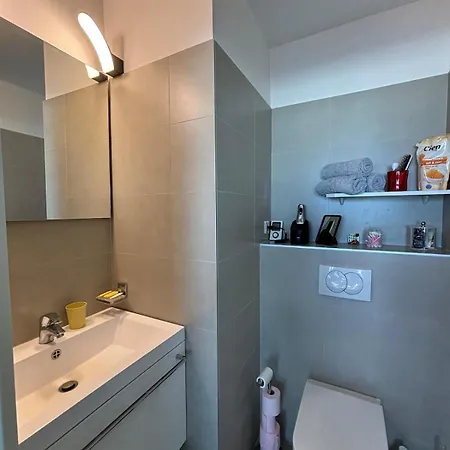 6-bed Apt,3 Bedrooms, 7 Min From Beach,5 Min Train אנטיב