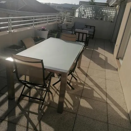 6-bed Apt,3 Bedrooms, 7 Min From Beach,5 Min Train Daire